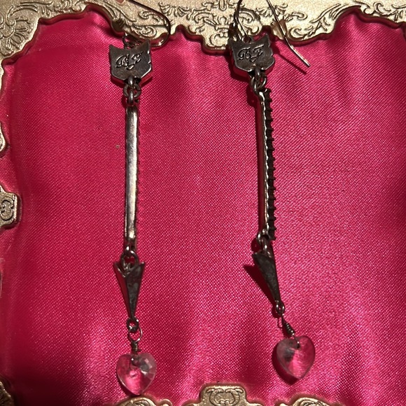 Betsy Johnson Arrow Heart pierced Earrings - Picture 7 of 8